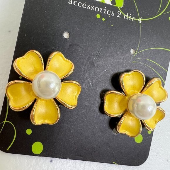 Accessories 2 Die 4 Earrings Flower Enamel Yellow Pearl White Vintage Gold Tone - Picture 2 of 6